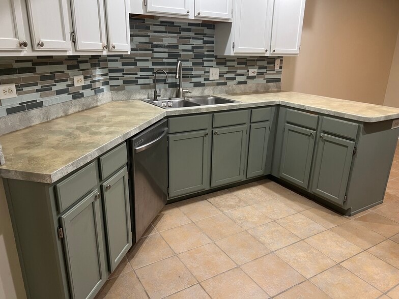 Building Photo - 1702 Saint Ann Dr