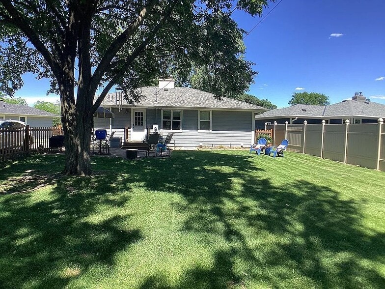 Building Photo - 2600 Aquila Ave S