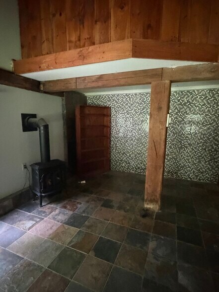 Basement living ares - 976 Hudson River Rd