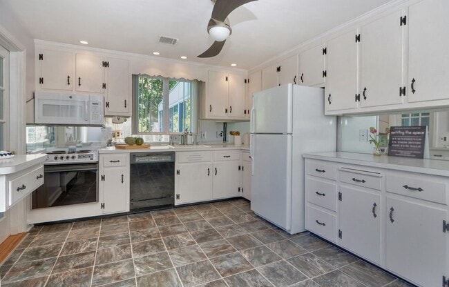 Building Photo - 33 Hillcrest Rd