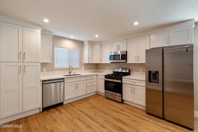 Building Photo - 659 Brossard Dr