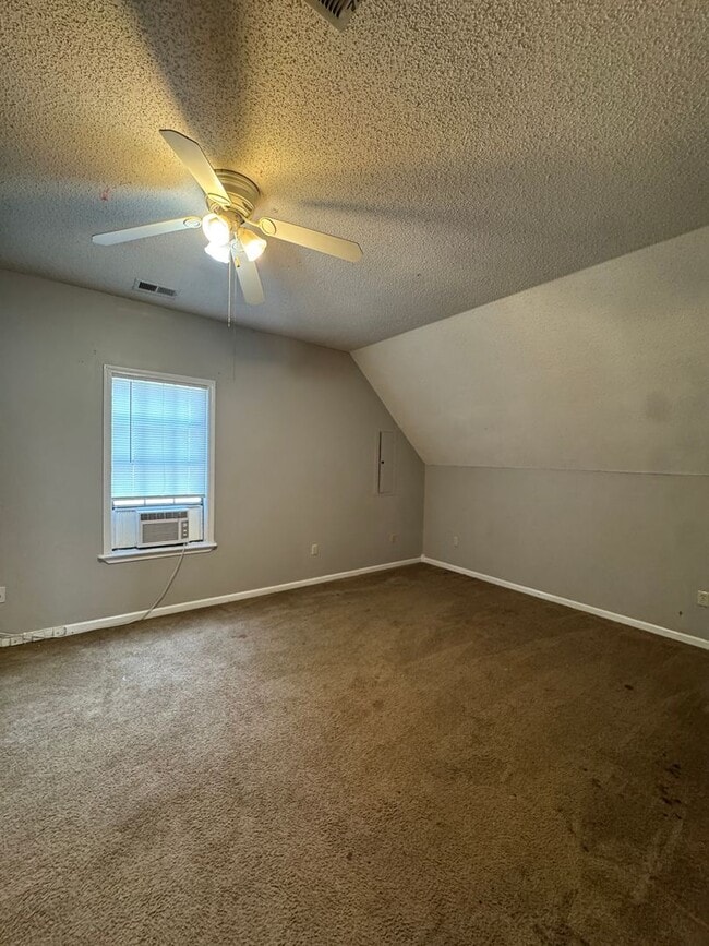 Building Photo - 3 Bed / 2 Bath off of South Caraway Available Now