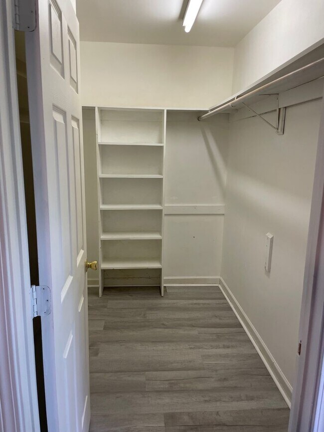 Building Photo - 1402
