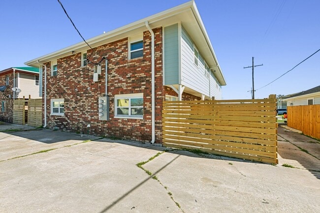Building Photo - Section 8 Only | Renovated 2BR / 1.5BA | 1,020 Sq Ft Townhouse