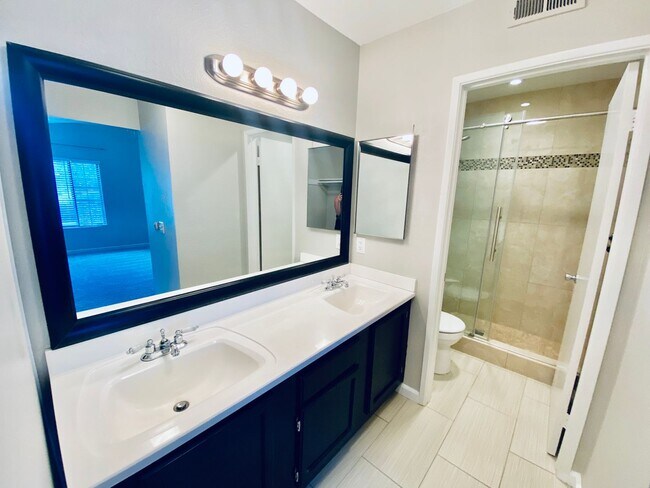 Building Photo - Gorgeous 3 Bedroom 3 Bathroom Townhome in Mission Trails!!