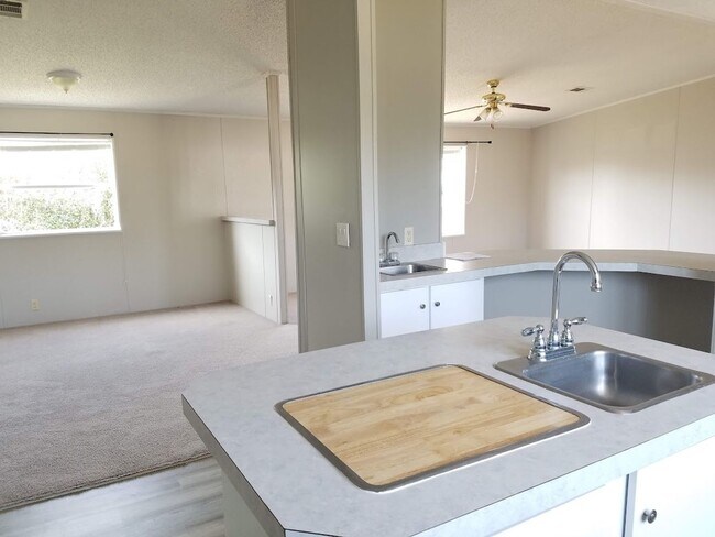 Building Photo - BIG 1,800 sq ft 3 Bedroom, 2 bath + office / den (could be a 4th bedroom)