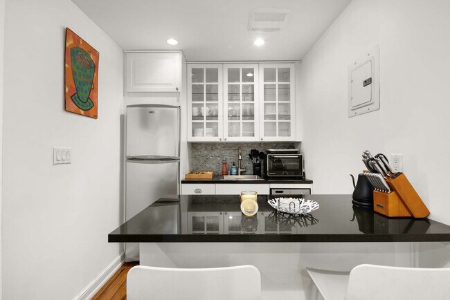 Building Photo - 49 W 16th St