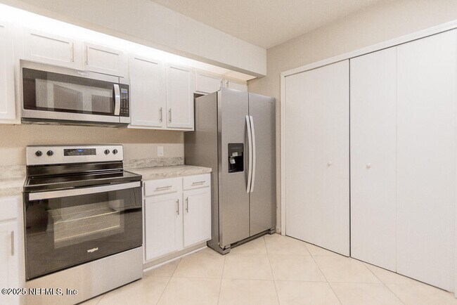 Building Photo - 11060 Wandering Oaks Dr