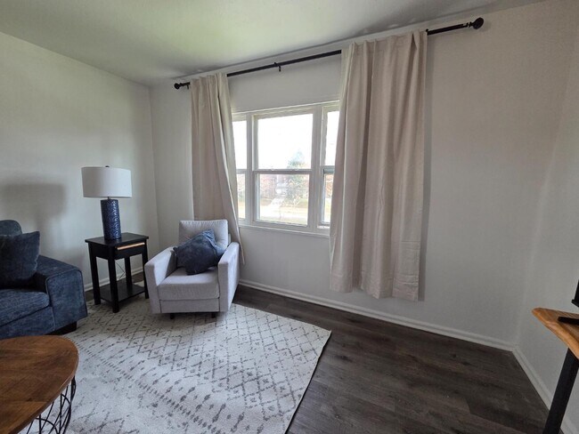 Building Photo - 3046 S Moreland Blvd