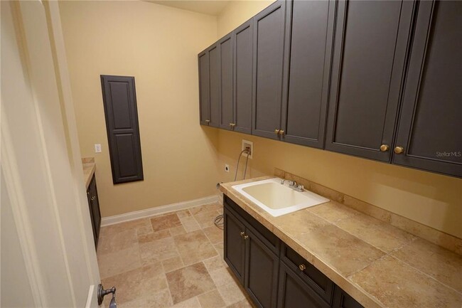 Building Photo - 1720 Brackenhurst Pl