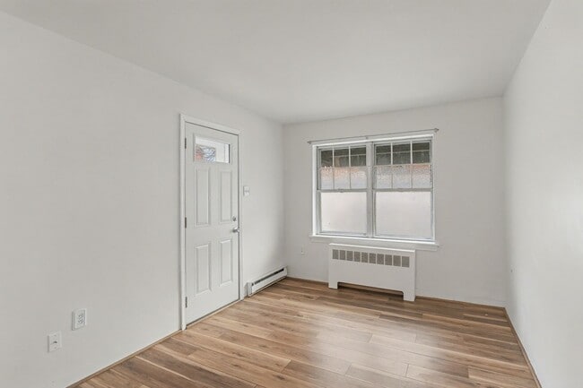 Building Photo - 10 Swan St