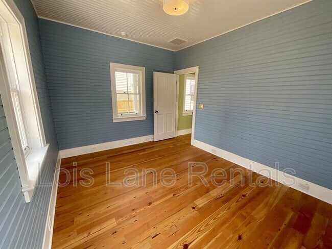 Building Photo - 5 Sheppard St