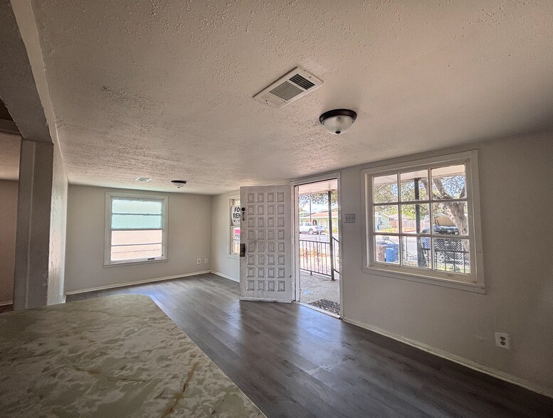 Building Photo - 2621 Tarlton St