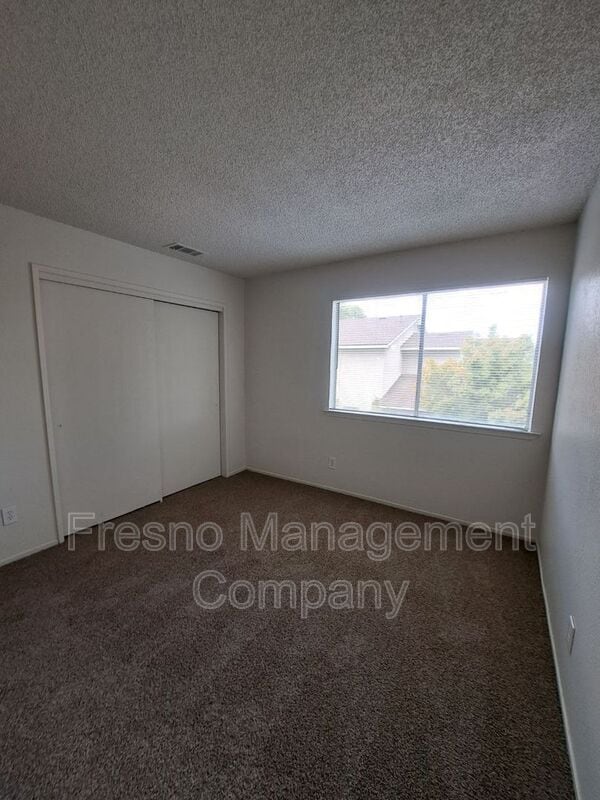 Building Photo - 4765 N Cedar Ave