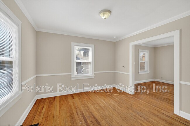 Building Photo - 715 E 60th St