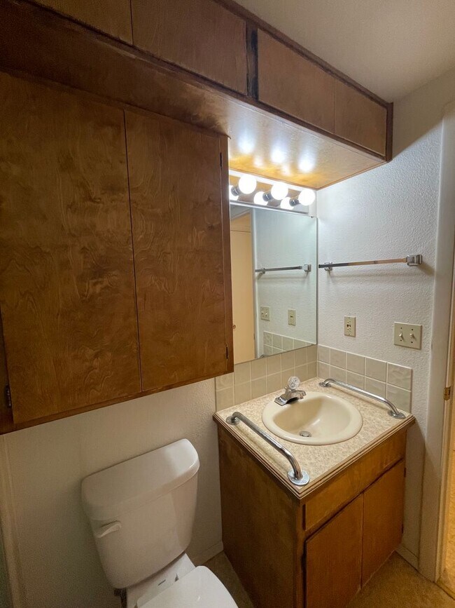 Building Photo - 302 N Crestview Dr