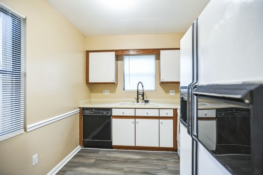 Building Photo - 301 Abbey Cir