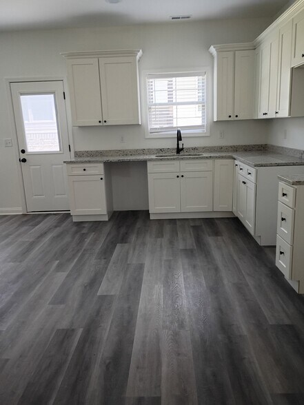 Building Photo - 844 Ridgewood Dr