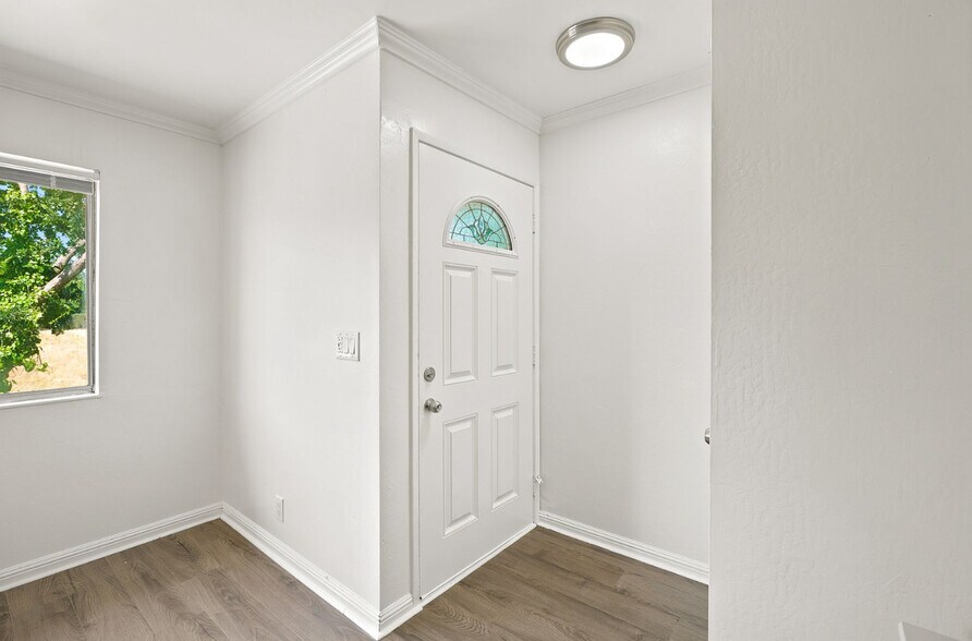 Building Photo - 1005 Mohr Ln