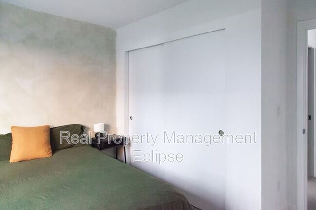 Building Photo - 8819 Midvale Ave N