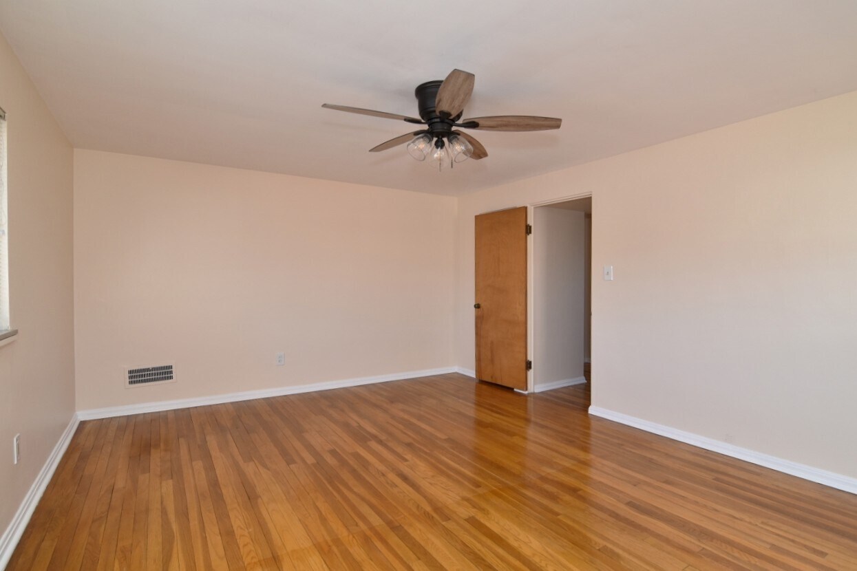 Building Photo - 2025 Riverside Dr