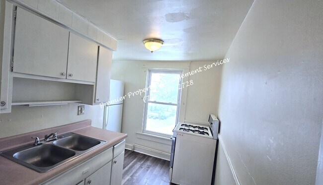 Building Photo - 1047 Beckford St