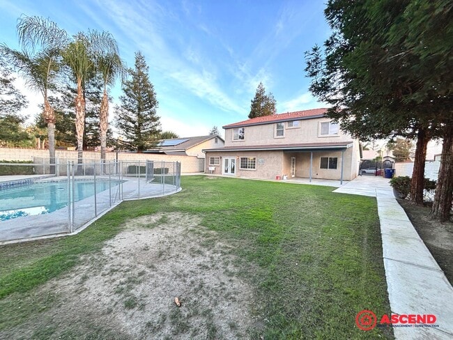 Building Photo - Lovely 5 Bedroom Home In River Oaks Area!