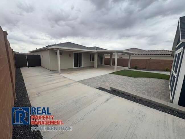 Building Photo - Home with great yard in Hurricane