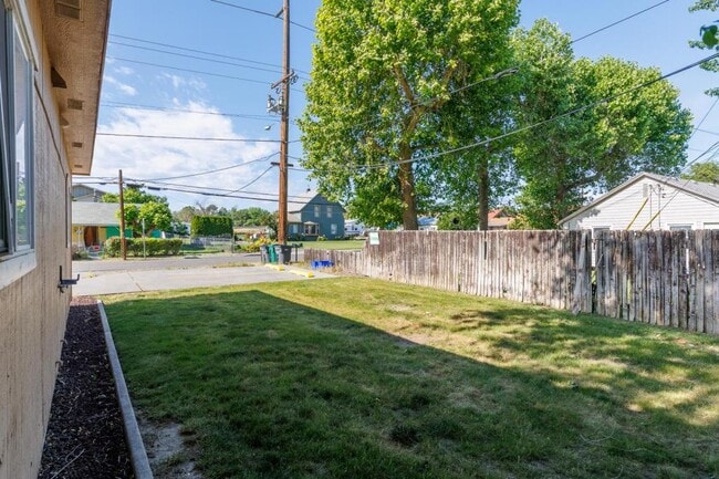 Building Photo - 920 W Entiat Ave