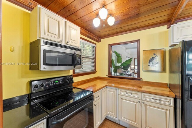 Building Photo - 918 Tequesta St