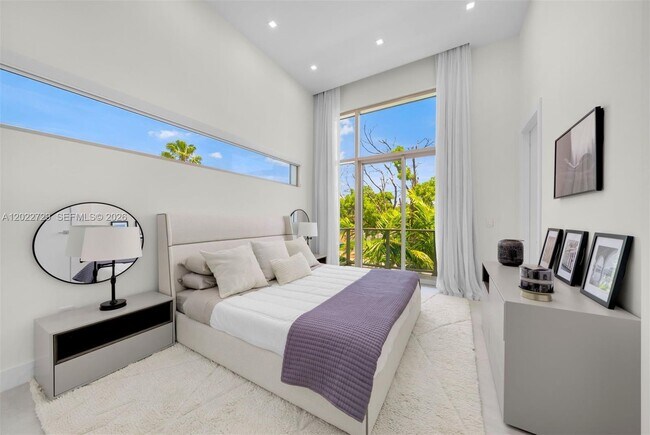 Building Photo - West 47th Street, Miami Beach, FL 33140 - 5 BR 5 BA single-family home