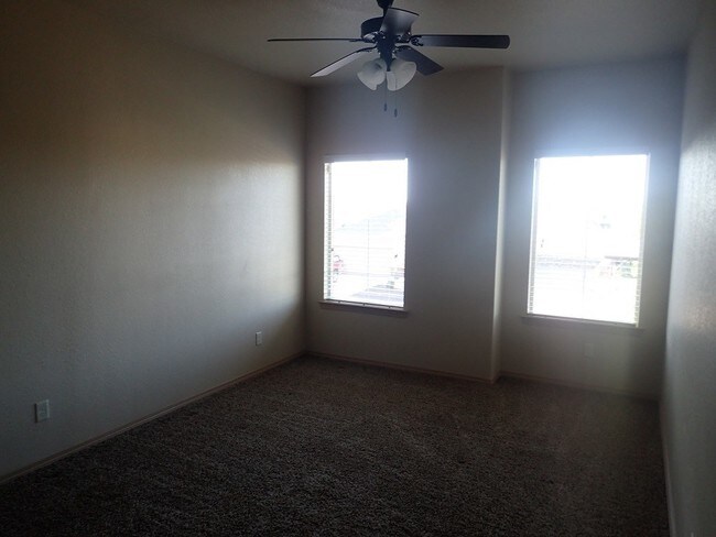 Building Photo - 13836 Hollywood Dr