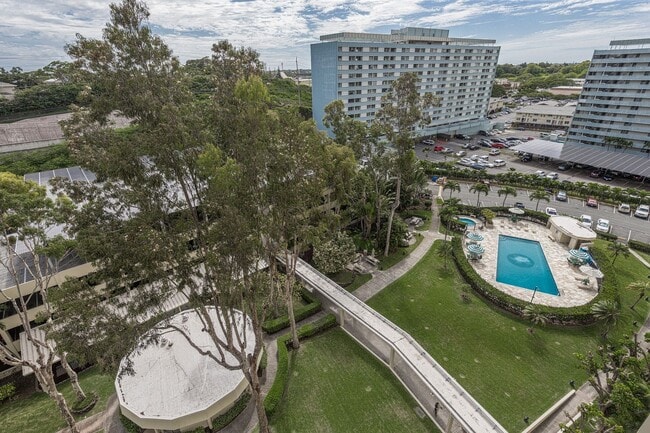 Building Photo - 2/2 Condo with 1 parking in Pool Community