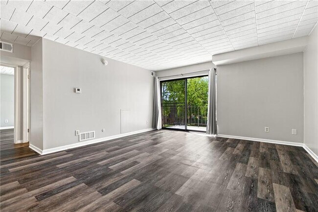 Building Photo - 533 Forest Green Dr