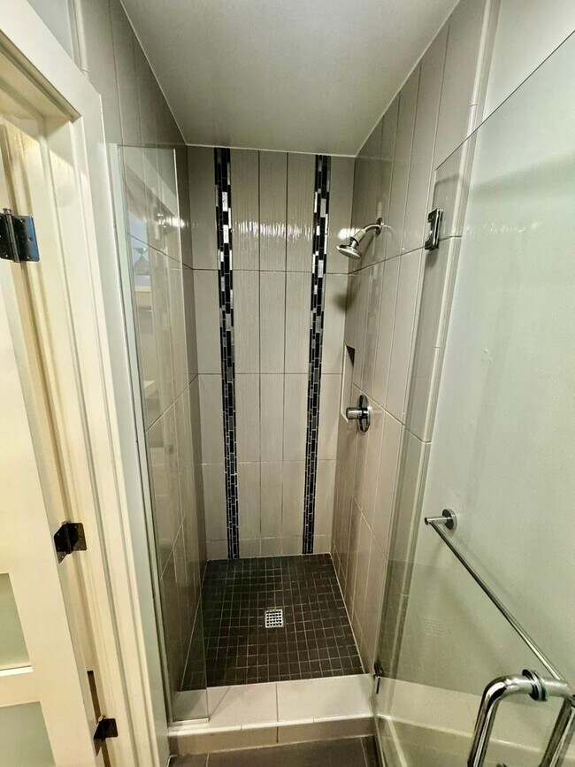 Building Photo - REMODELED 1 BEDROOM CONDO - Naples Island ...