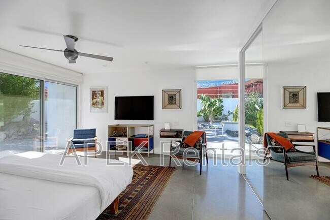 Building Photo - 3133 N Sunnyview Dr