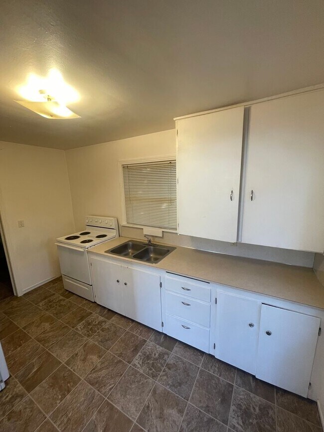 Building Photo - 530 Grove St