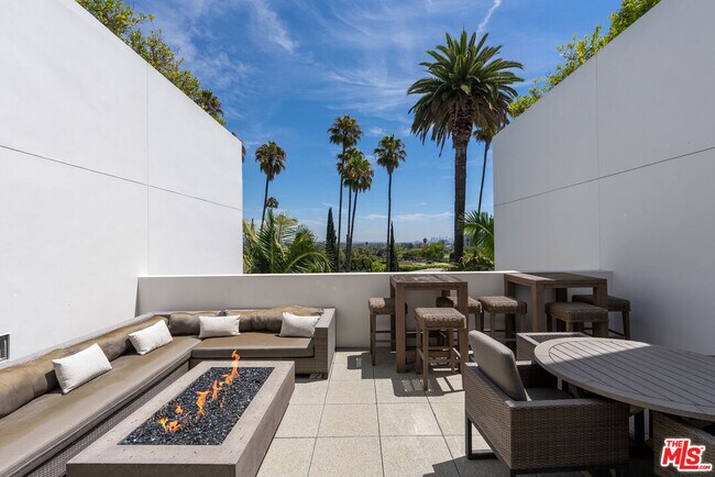 Building Photo - 447 N Doheny Dr