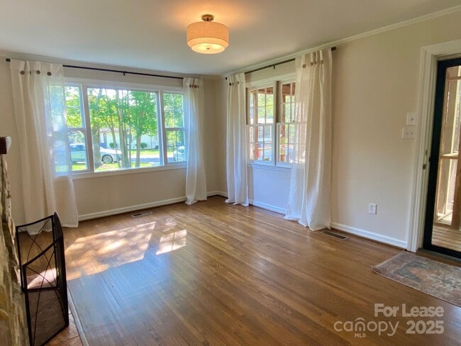 Building Photo - 5300 Buckingham Dr