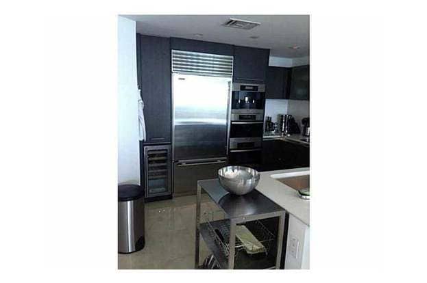 Building Photo - 17001 Collins Ave