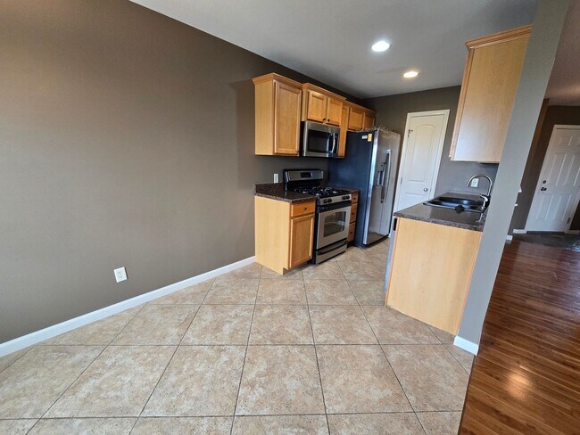 Building Photo - High End Duplex on Normal's East Side!