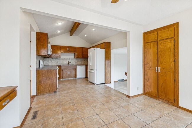 Building Photo - Spacious Northwest Omaha 3-Bedroom!!