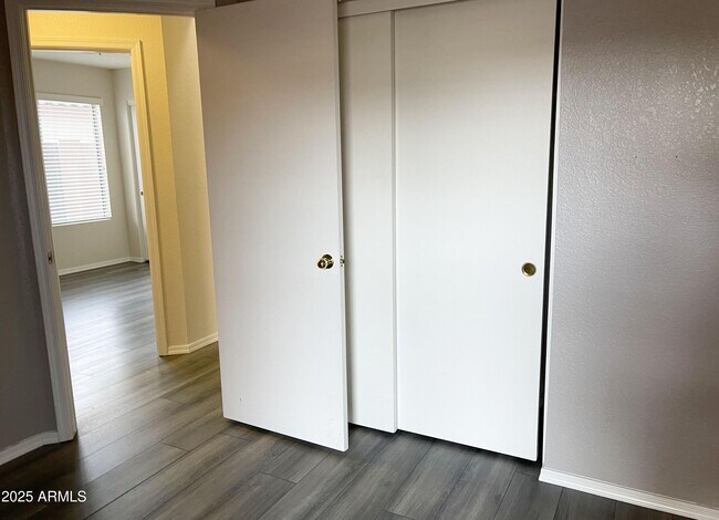 Building Photo - 6926 W Via Del Sol Dr