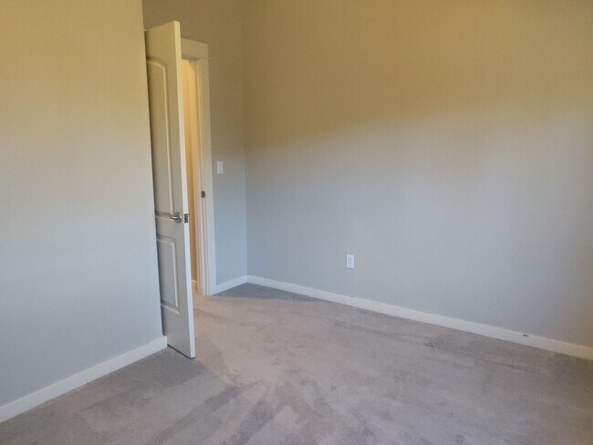 Building Photo - Stunning 4x2 with all bedrooms on the main...