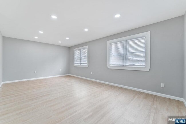 Building Photo - 16 John St