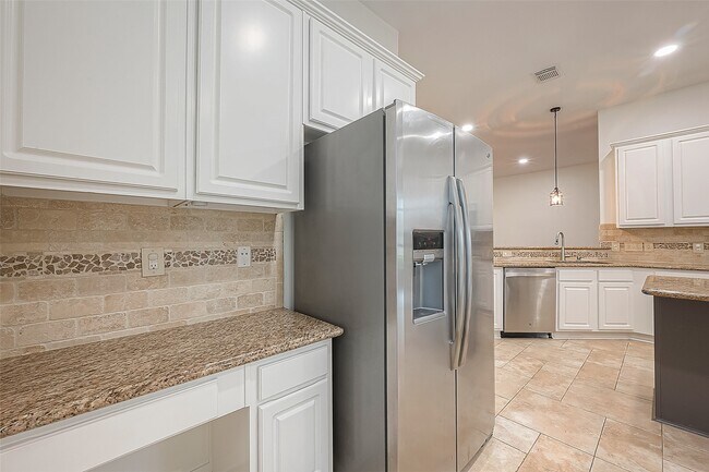 Building Photo - 23759 River Pl Dr