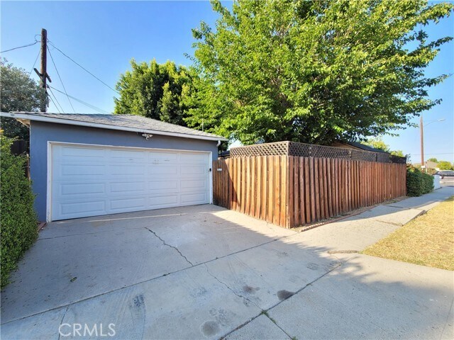 Building Photo - 6121 White Oak Ave