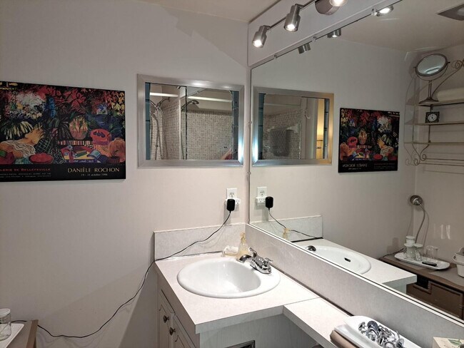 Building Photo - 336 Oakridge N