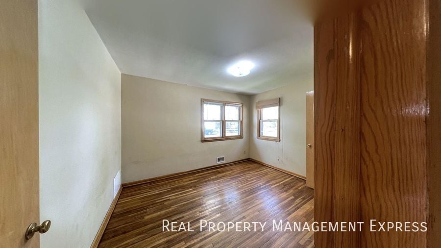 Building Photo - 3116 S Lake Ave