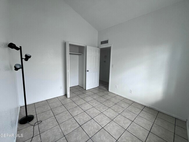 Building Photo - 5524 Oakbriar Cir